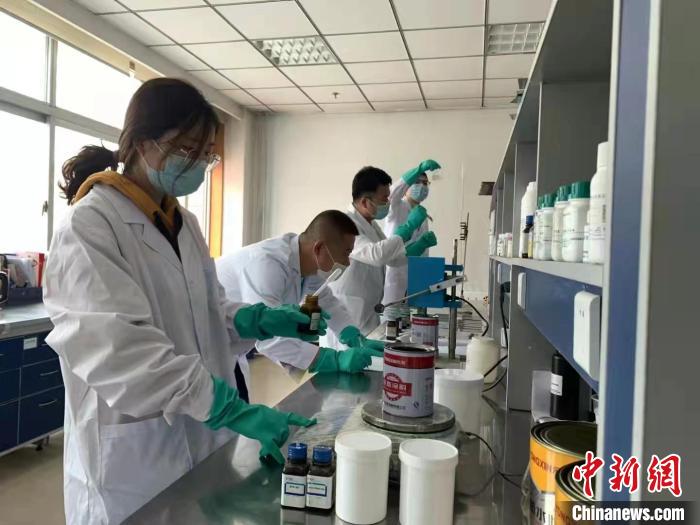 圖為肖菲(前一)帶領(lǐng)團(tuán)隊(duì)研發(fā)水性涂料。(資料圖) 受訪者供圖