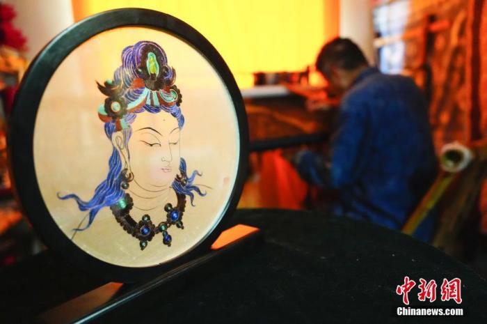 圖為劉云帆所創(chuàng)作的敦煌元素刺繡作品。 中新社發(fā) 謝秉錫 攝