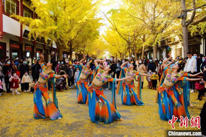 圖為秦州區(qū)文旅局組織的舞蹈隊(duì)帶來(lái)的舞蹈《絲路》?！∏刂輩^(qū)委宣布供圖