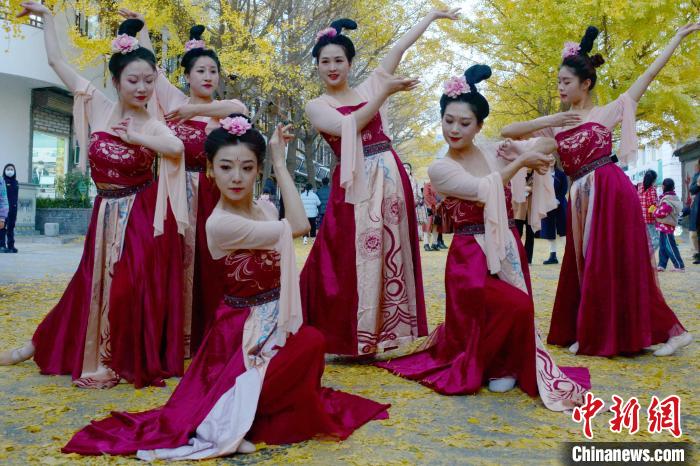 圖為秦州區(qū)文旅局組織的舞蹈隊(duì)帶來(lái)的舞蹈《醉太平》。　秦州區(qū)委宣布供圖