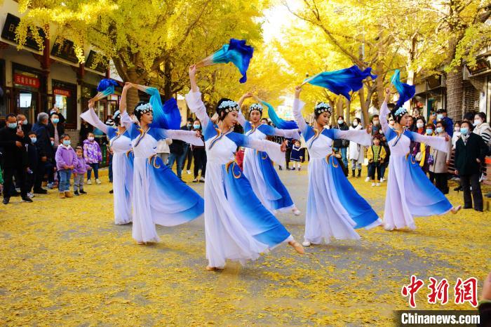 圖為秦州區(qū)文旅局組織的舞蹈隊(duì)帶來(lái)的舞蹈《萬(wàn)疆》。　秦州區(qū)委宣布供圖