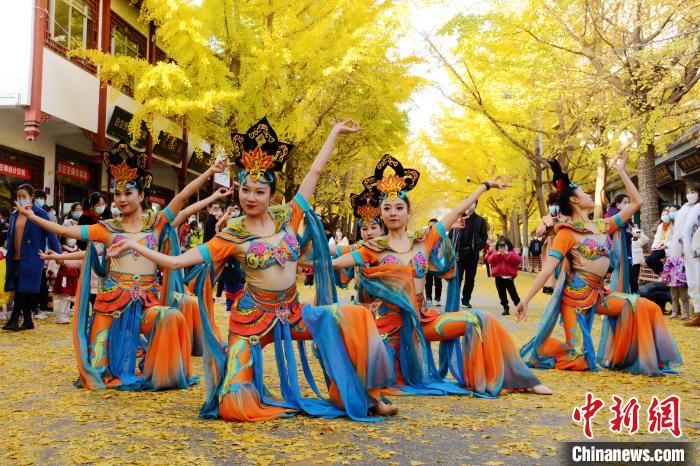 圖為秦州區(qū)文旅局組織的舞蹈隊(duì)帶來(lái)的舞蹈《絲路》。　秦州區(qū)委宣布供圖