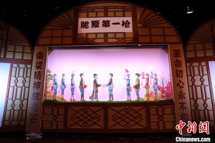 圖為甘肅新創(chuàng)紅色題材皮影戲《隴原第一槍》在蘭州市上演。(資料圖) 甘肅省文化和旅游廳供圖