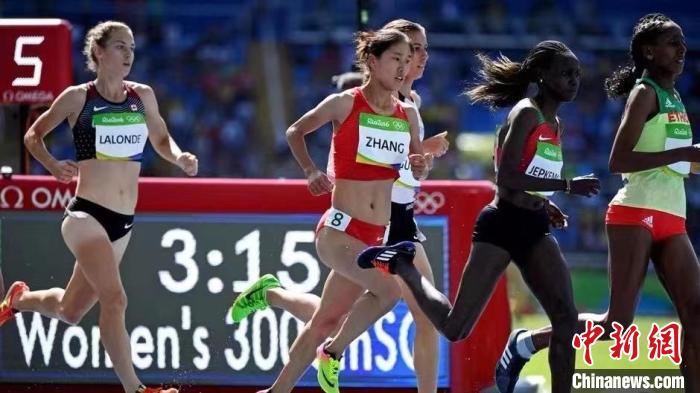 2016年8月，中國(guó)選手張新艷參加里約奧運(yùn)會(huì)田徑女子3000米障礙賽預(yù)賽。(資料圖) 受訪者供圖