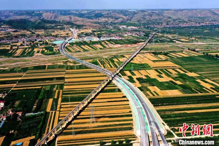 圖為甘肅境內(nèi)的高速公路。(資料圖) 甘肅省交通運輸廳供圖