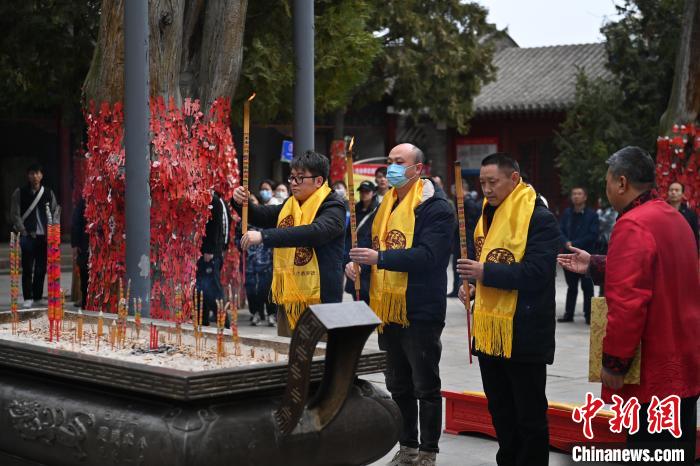 在甘肅天水市伏羲廟內(nèi)，參祭者雙手持香，祭拜人文始祖伏羲?！±顏嘄?攝