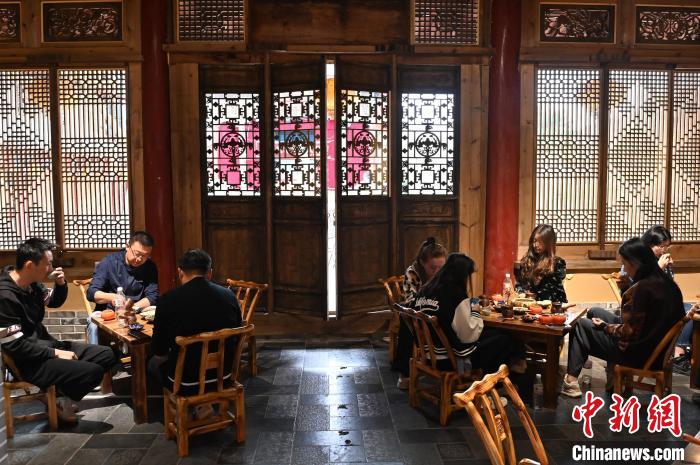 圖為甘肅天水市秦州區(qū)平南鎮(zhèn)蘇灣村民俗莊園內(nèi)的“圍爐煮茶”網(wǎng)紅打卡點。(資料圖) 李亞龍 攝