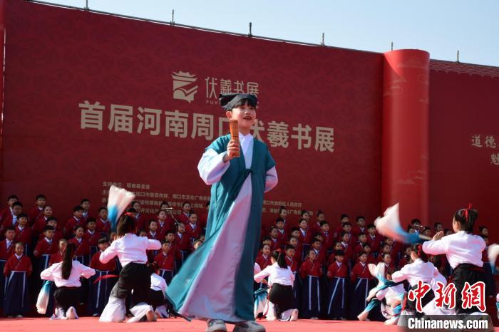 圖為學(xué)生們在開幕式上誦讀經(jīng)典?！×赫赵?攝