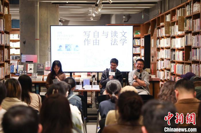 《至少還有文學(xué)》推出：在今天，我們?yōu)槭裁催€需要文學(xué)？