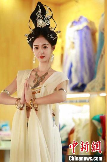 圖為身著“飛天裝”的敦煌大漠“逐舞者”奧楠。(資料圖) 敦煌市委宣傳部供圖