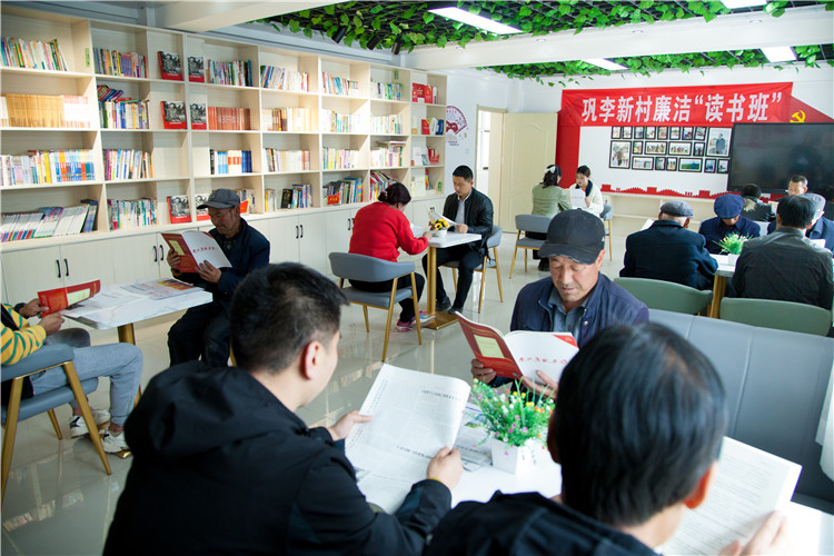 隴南市禮縣開展廉潔書籍進(jìn)農(nóng)家書屋活動，圖為羅壩鎮(zhèn)鞏李新村舉辦的“廉潔讀書班”。.jpg