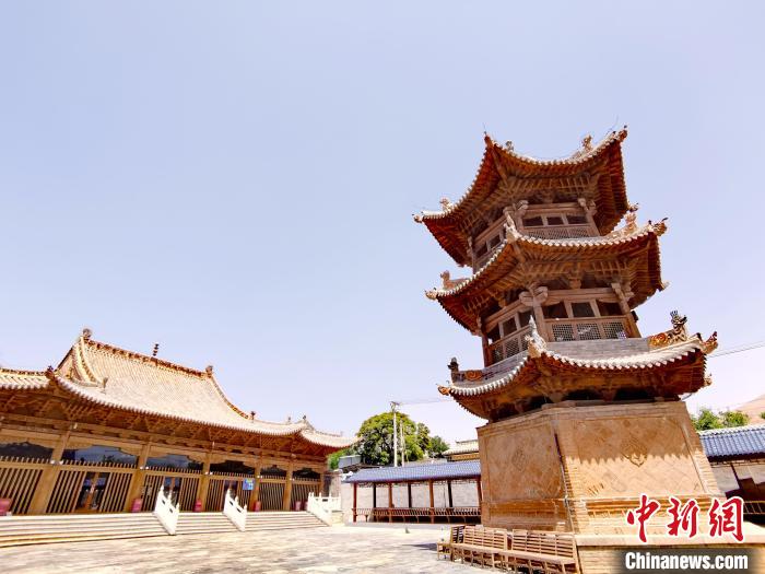 圖為阿河灘清真寺局部?！?zhí)砀?攝