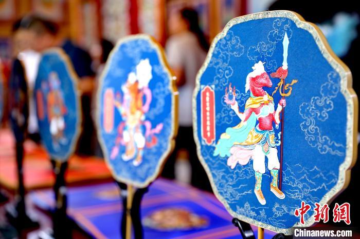 圖為唐卡延伸產(chǎn)品?！⊙Φ?攝