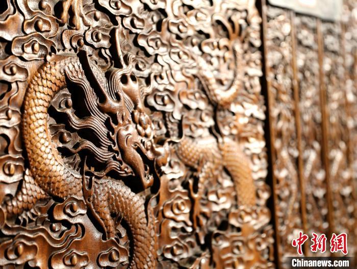 圖為青海永錄民俗博物館內(nèi)珍藏的中式家具細(xì)節(jié)展示。　薛蒂 攝