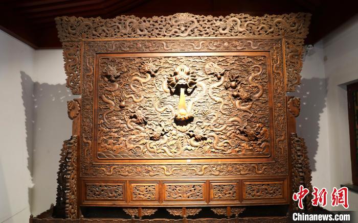 圖為青海永錄民俗博物館內(nèi)珍藏的中式家具?！⊙Φ?攝