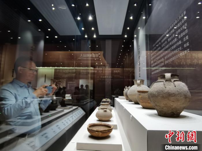 圖為河湟文化博物館展陳的陶器?！?zhí)砀?攝