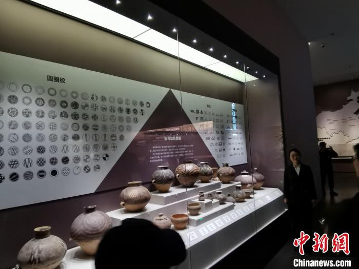 圖為河湟文化博物館展示的當(dāng)?shù)爻鐾敛侍盏募y飾類別?！?zhí)砀?攝