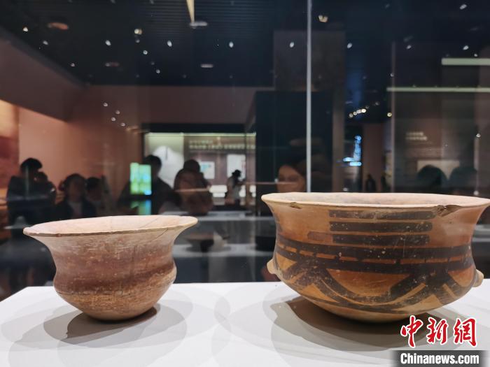 圖為河湟文化博物館展陳的陶器?！?zhí)砀?攝