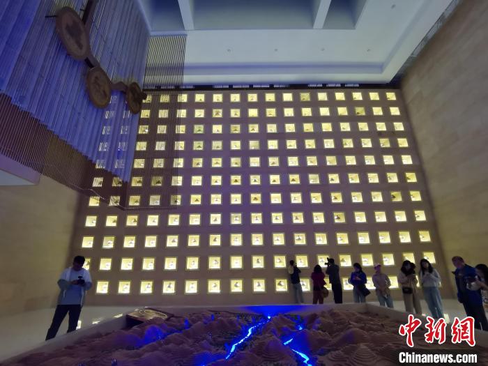 圖為河湟文化博物館序廳的左右彩陶墻放置的374件彩陶?！?zhí)砀?攝