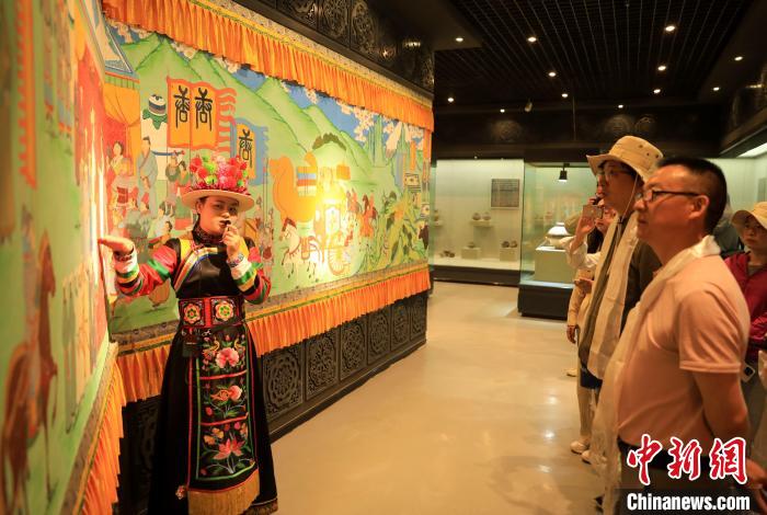 圖為媒體記者了解土族文化?！⊙Φ?攝