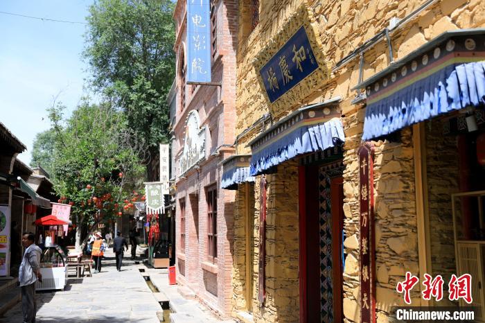 圖為平安驛·河湟民俗文化體驗(yàn)地的門店。　薛蒂 攝