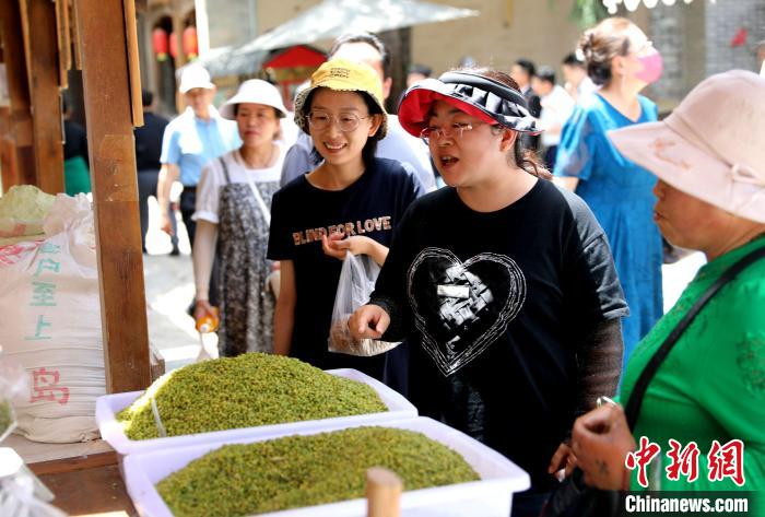 圖為民眾購買青海特色小吃?！⊙Φ?攝