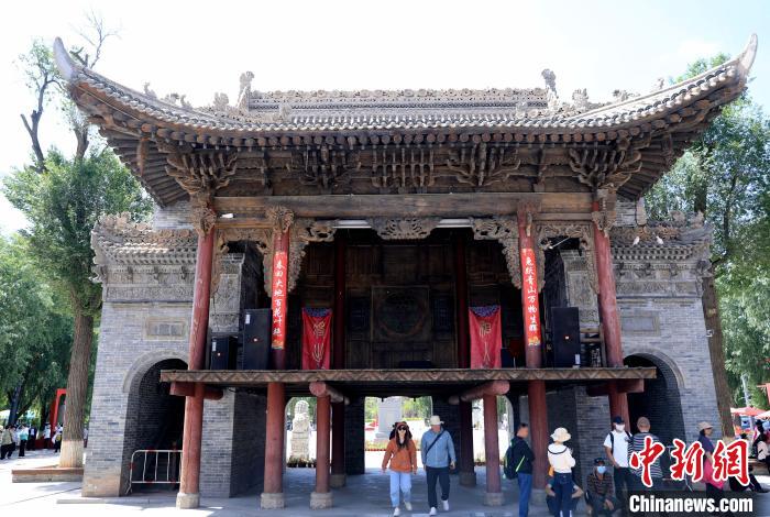 圖為平安驛·河湟民俗文化體驗(yàn)地的戲樓?！⊙Φ?攝
