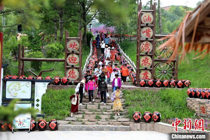 圖為油嘴灣生態(tài)文化景區(qū)的游客。　薛蒂 攝