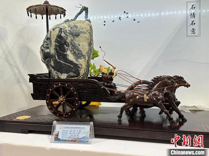 8月3日——7日，2023中國(蘭州)絲綢之路國際賞石文化節(jié)在甘肅國際會展中心舉行。圖為名為《漢武大帝》的黃河石。楊娜 攝</p><p>