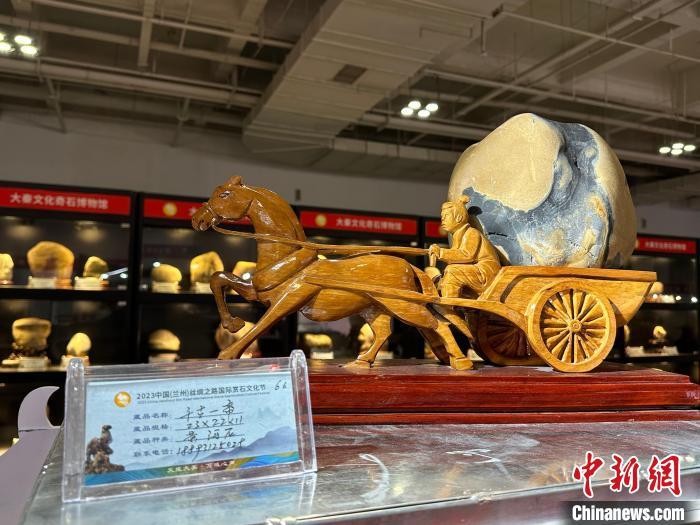 8月3日——7日，2023中國(蘭州)絲綢之路國際賞石文化節(jié)在甘肅國際會展中心舉行。圖為黃河石擺件《千古一帝》。楊娜 攝</p><p>