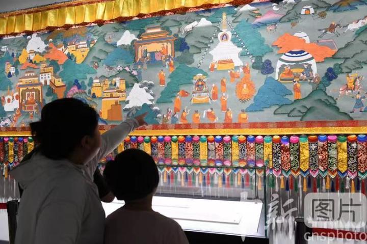圖為觀眾觀看唐卡《涼州會(huì)盟》。 中新社記者 戴文昌 攝