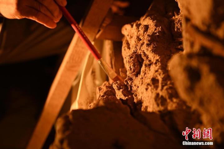 8月25日，文物修復師牟常有進行文物修復工作。