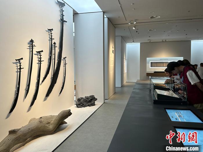 圖為觀眾在甘肅簡牘博物館參觀。中新社記者 戴文昌 攝