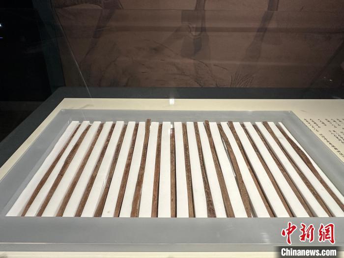 圖為甘肅簡牘博物館展陳的漢簡。中新社記者 戴文昌 攝