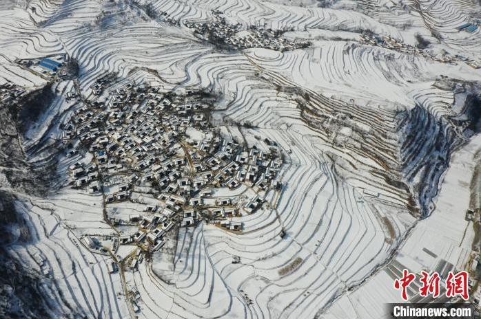 圖為航拍甘肅隴南市西和縣的“雪后鄉(xiāng)村”。(資料圖)張平良 攝