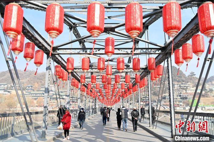 1月30日，裝扮一新的中山橋為即將到來的新春佳節(jié)增添節(jié)日氛圍。九美旦增 攝</p><p>