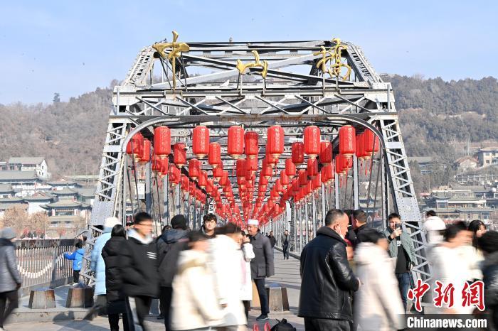 1月30日，裝扮一新的中山橋為即將到來的新春佳節(jié)增添節(jié)日氛圍。九美旦增攝</p><p>