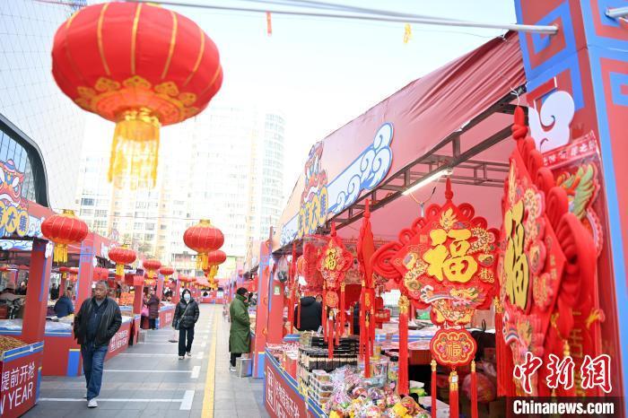 1月30日，蘭州街頭琳瑯滿目的年貨吸引顧客選購。九美旦增 攝</p><p>
