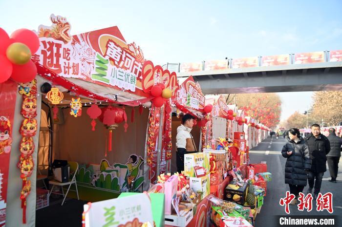 1月30日，蘭州黃河畔的年貨集市吸引顧客選購年貨。九美旦增 攝</p><p>
