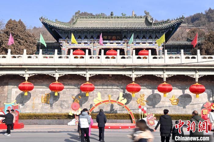 1月30日，裝扮一新的蘭州白塔山公園節(jié)日氛圍濃厚。九美旦增 攝</p><p>
