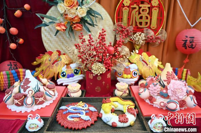 1月25日，春節(jié)臨近，蘭州一花饃店“龍”元素花饃熱銷。圖為展出的“龍”元素花饃。九美旦增 攝