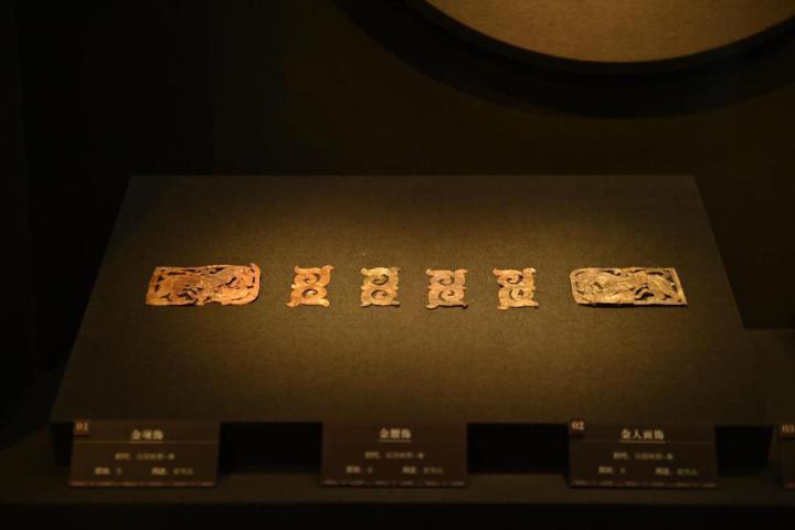 張家川縣馬家塬車輿博物館展陳的馬家塬遺址出土的金項(xiàng)飾、金腰飾、金人畫(huà)飾等。李亞龍 攝　　