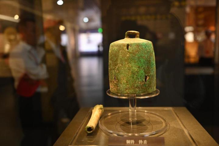 張家川縣馬家塬車輿博物館展陳的馬家塬遺址出土的銅鈴。李亞龍 攝