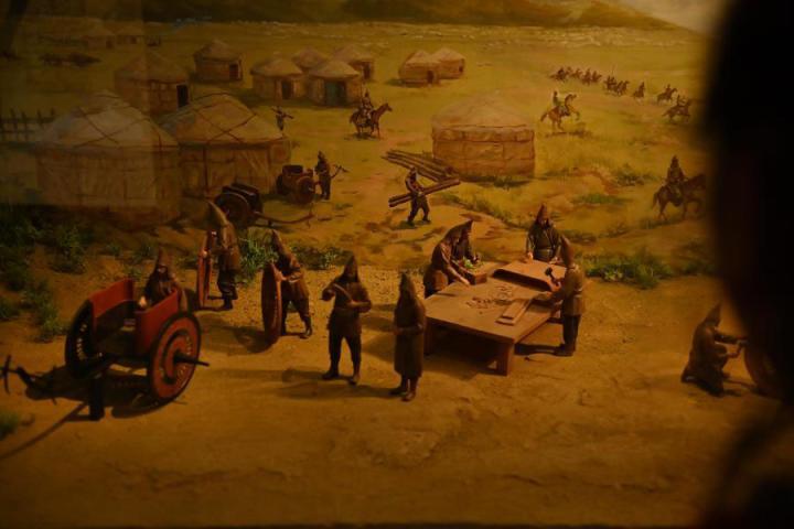 在張家川縣馬家塬車輿博物館展陳的關(guān)于戰(zhàn)國(guó)西戎車輿制作過(guò)程的模型。李亞龍 攝