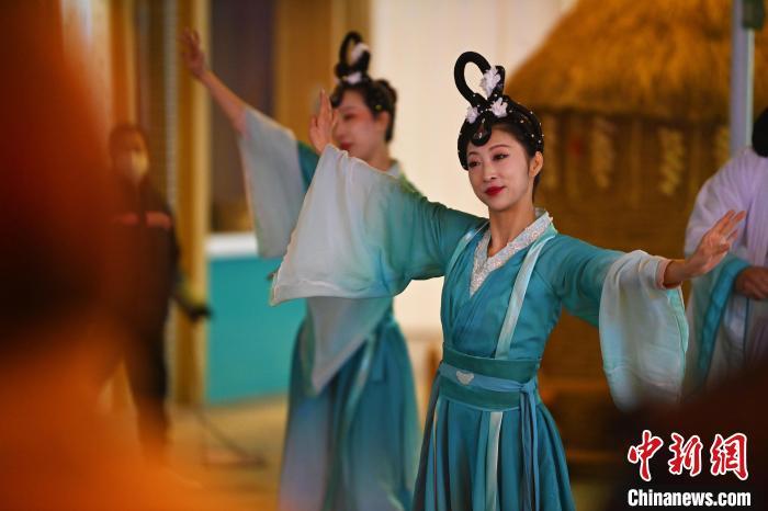 圖為工作人員進(jìn)行舞蹈表演。李亞龍 攝</p>
<p>