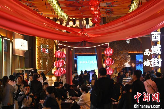 圖為街區(qū)現(xiàn)場(chǎng)游客絡(luò)繹不絕。李亞龍 攝</p>
<p>