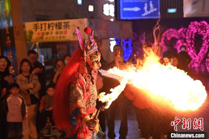圖為工作人員進(jìn)行雜耍表演。李亞龍 攝</p>
<p>