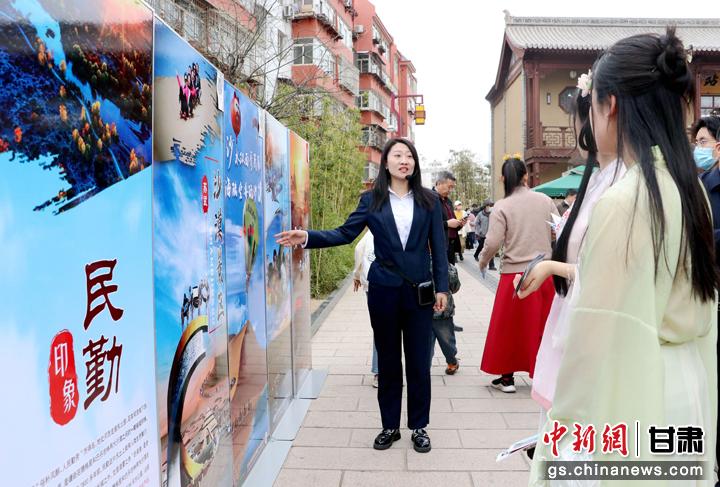 3月下旬，民勤縣在天水啟漢樓廣場舉行推介會，宣傳本地旅游資源和農(nóng)特優(yōu)產(chǎn)品。圖為工作人員向游客介紹民勤自然風(fēng)光、歷史文化。馬愛彬 攝