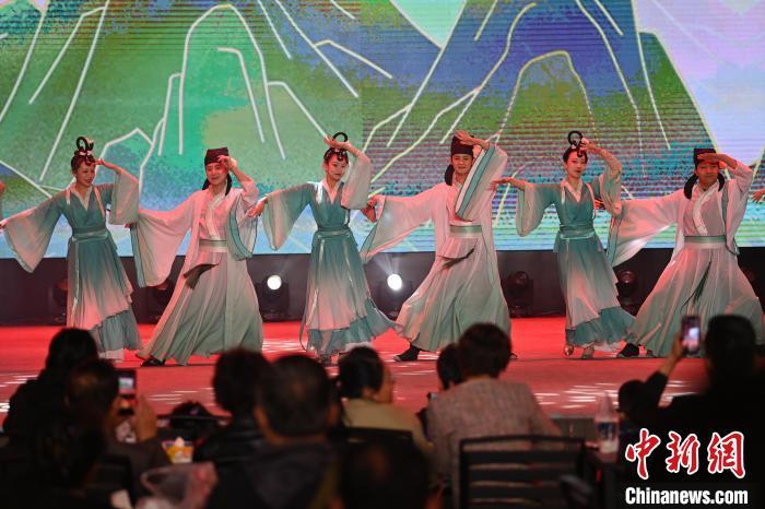 圖為工作人員進(jìn)行舞蹈表演。李亞龍 攝