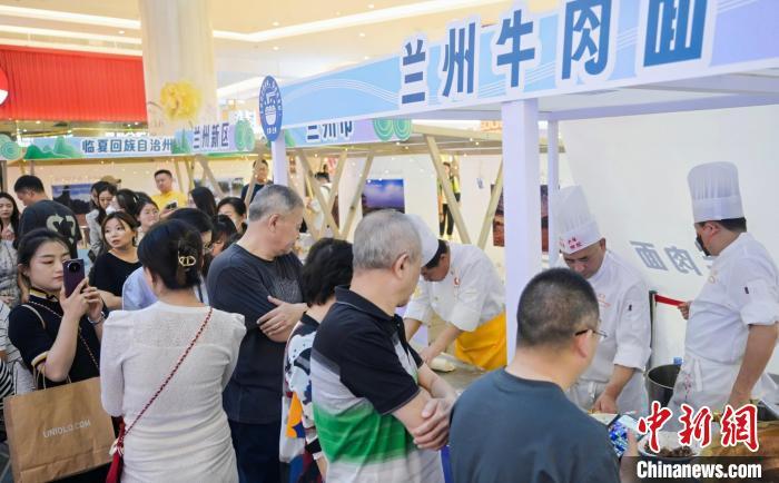5月11日，“醉美玉如意·感恩幫扶情”甘肅(天津)文創(chuàng)非遺市集和特色美食展示活動(dòng)在天津舉行。(天津市文旅局供圖)
